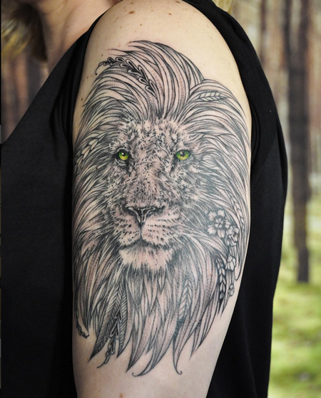 Michael Bales - Black and Gray Lion on Shoulder- Instagram @michaelbalesart